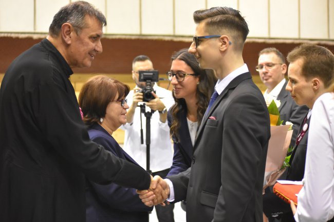Szalagot tűztünk végzős gimnáziumi tanulóinknak