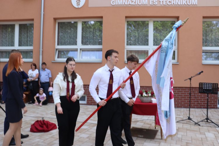 Elballagtak végzős diákjaink