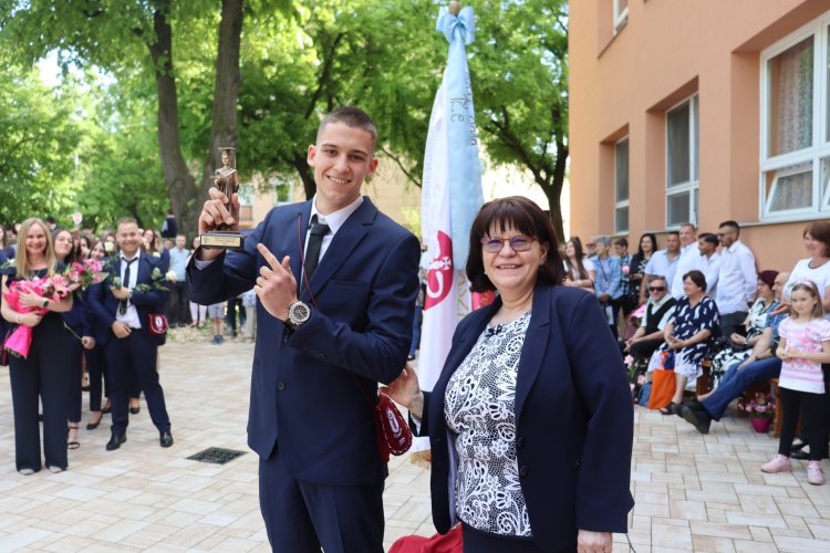 Elballagtak végzős diákjaink