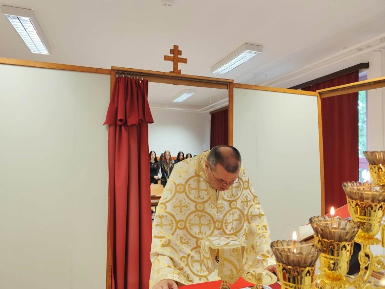 A 10. E osztály tagjai közösen vettek részt Szent Liturgián, amelyen az Istenszülő oltalma ünnepét ünnepeltük.
